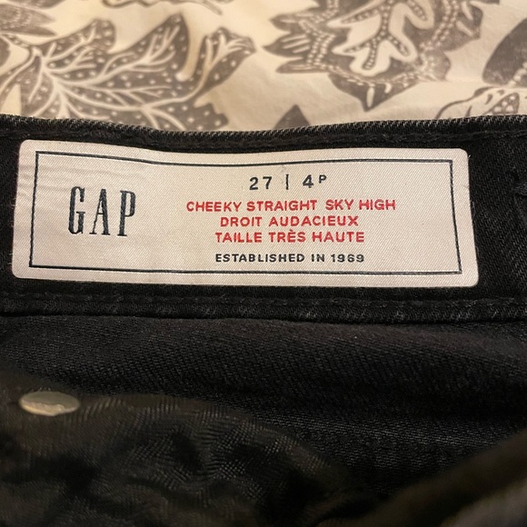 Gap Women’s Sky High Rise Cheeky Straight Jeans -Black Rinse - Picture 2 of 5